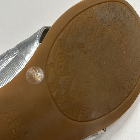 Silver size 7 1/2 sandals - Picture 6 of 8